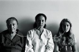 Anna Maria Maiolino, Por um Fio, da série Fotopoemação (By a Thread, from the series Photopoemaction), 1976