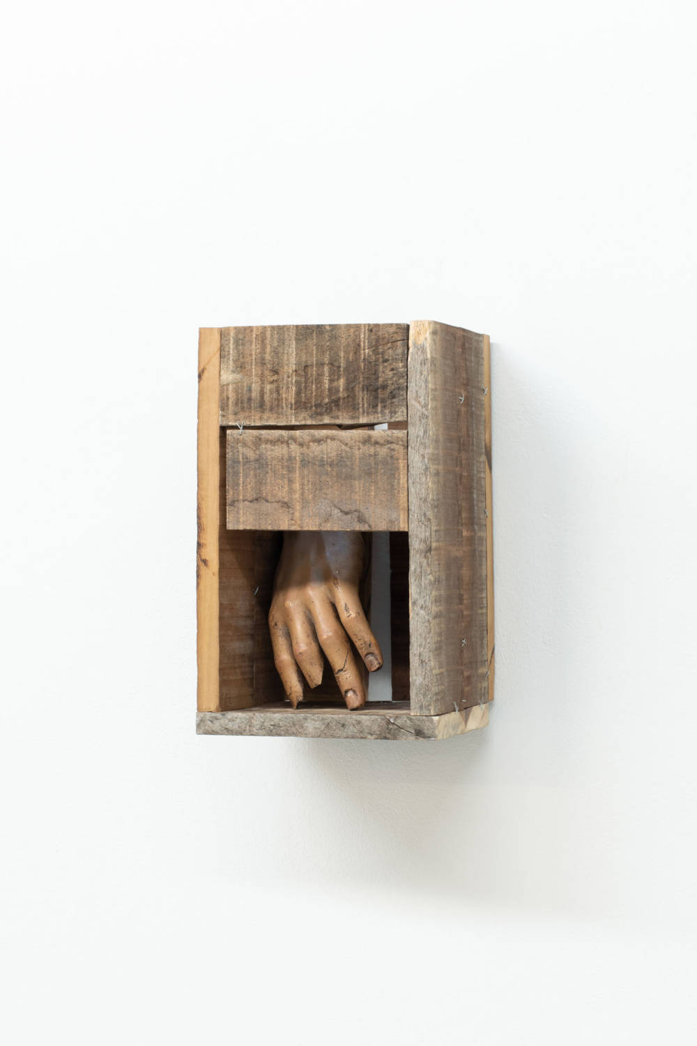 Jacobo Castellano, Sin título (caja mano), 2019