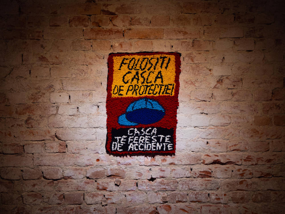 Megan Dominescu, Folositi casca [Use the Helmet]