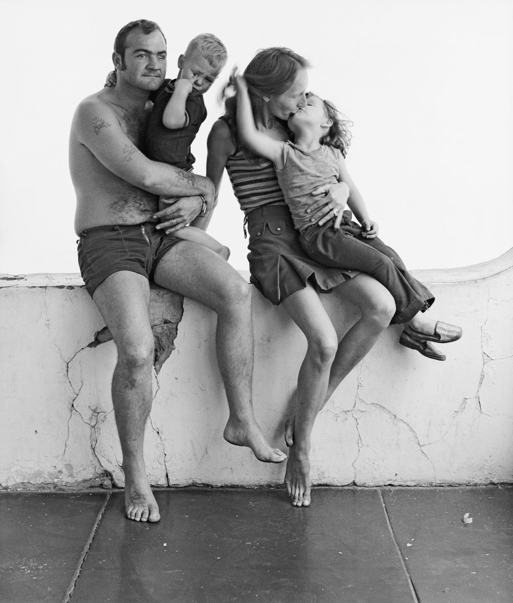David Goldblatt, The house-painter and his family, Pretoria Street, Hillbrow, January 1973