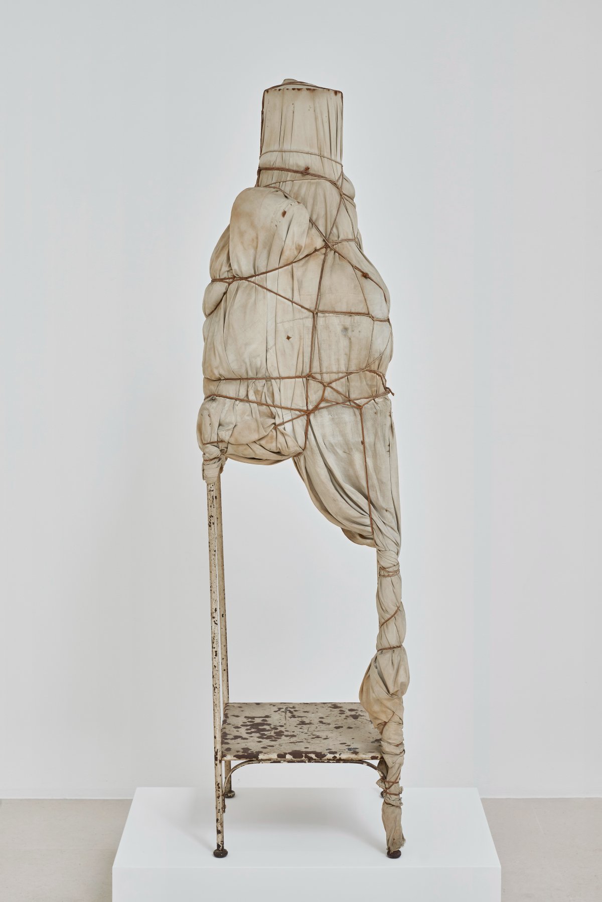 Christo, Package on a Table, 1961