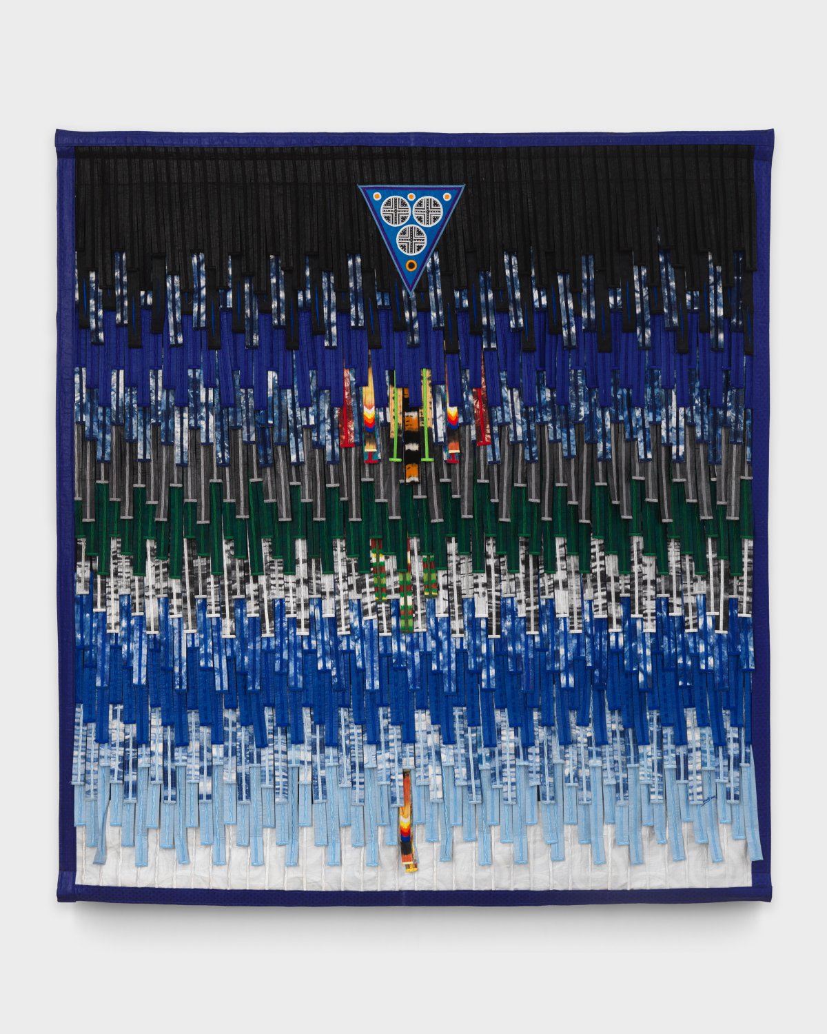 Abdoulaye Konaté, Triangle bleu – motif Cameroun sur  fond bleu et gris, 2023 