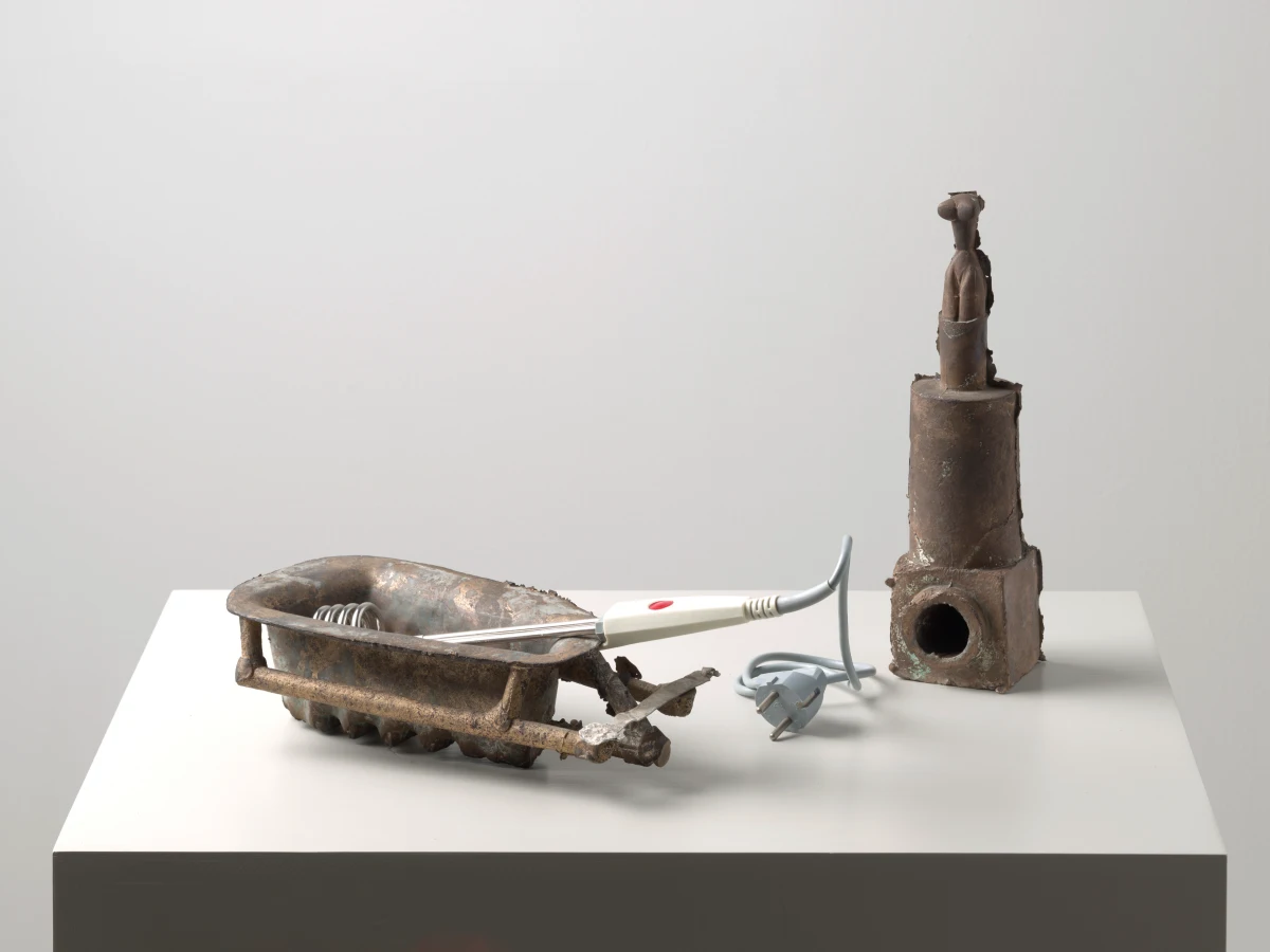 Joseph Beuys, Badewanne für eine Heldin (eine Badewanne und eine Heldin) (Bathtub for a heroine (a bathtub and a heroine), 1984