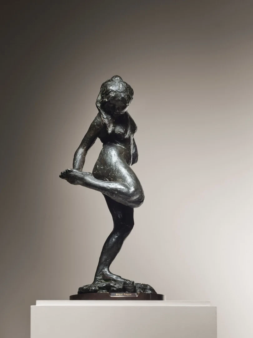 Edgar Degas, Danseuse regardant la plante de son pied droit, première étude, cast before 1925