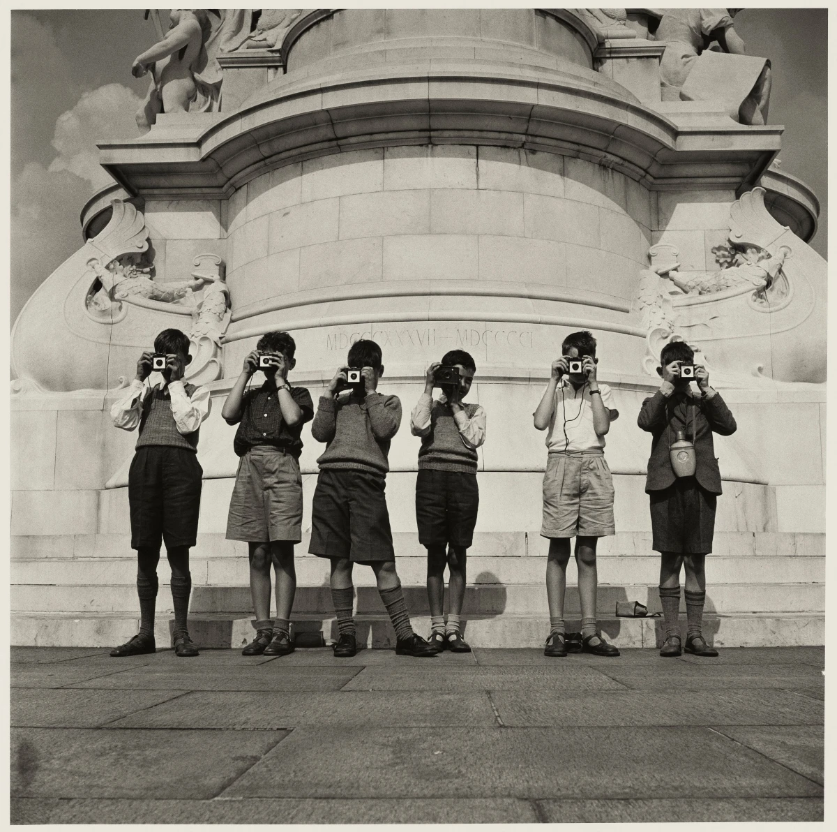 Don McCullin, Outside Buckingham Palace, London, 1960