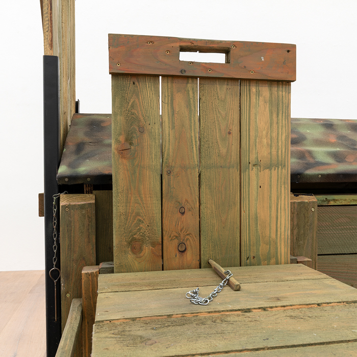 Andreas Slominski, Mehrzweckfalle mit Abfangkasten, 1995