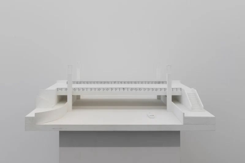 Isa Genzken, Brücke, Das ist die Berliner Luft, Luft, Luft, 2000