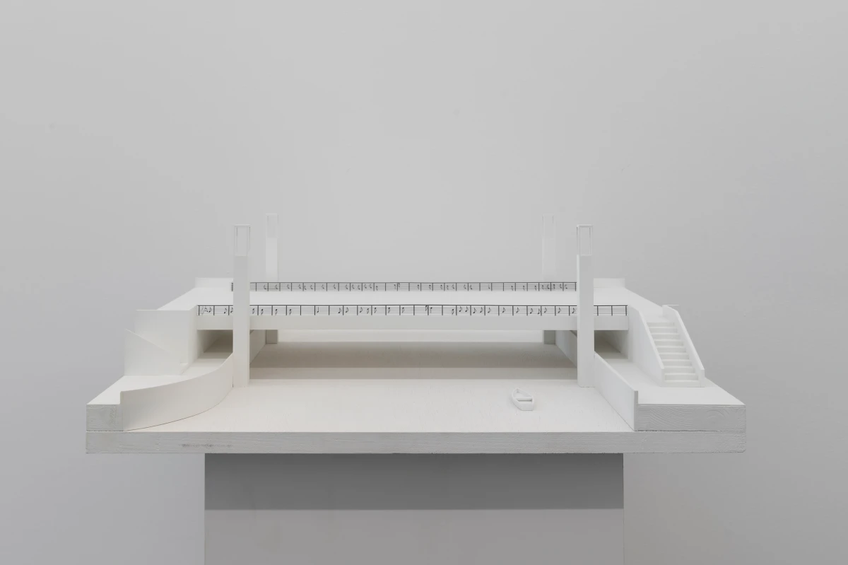 Isa Genzken, Brücke, Das ist die Berliner Luft, Luft, Luft, 2000