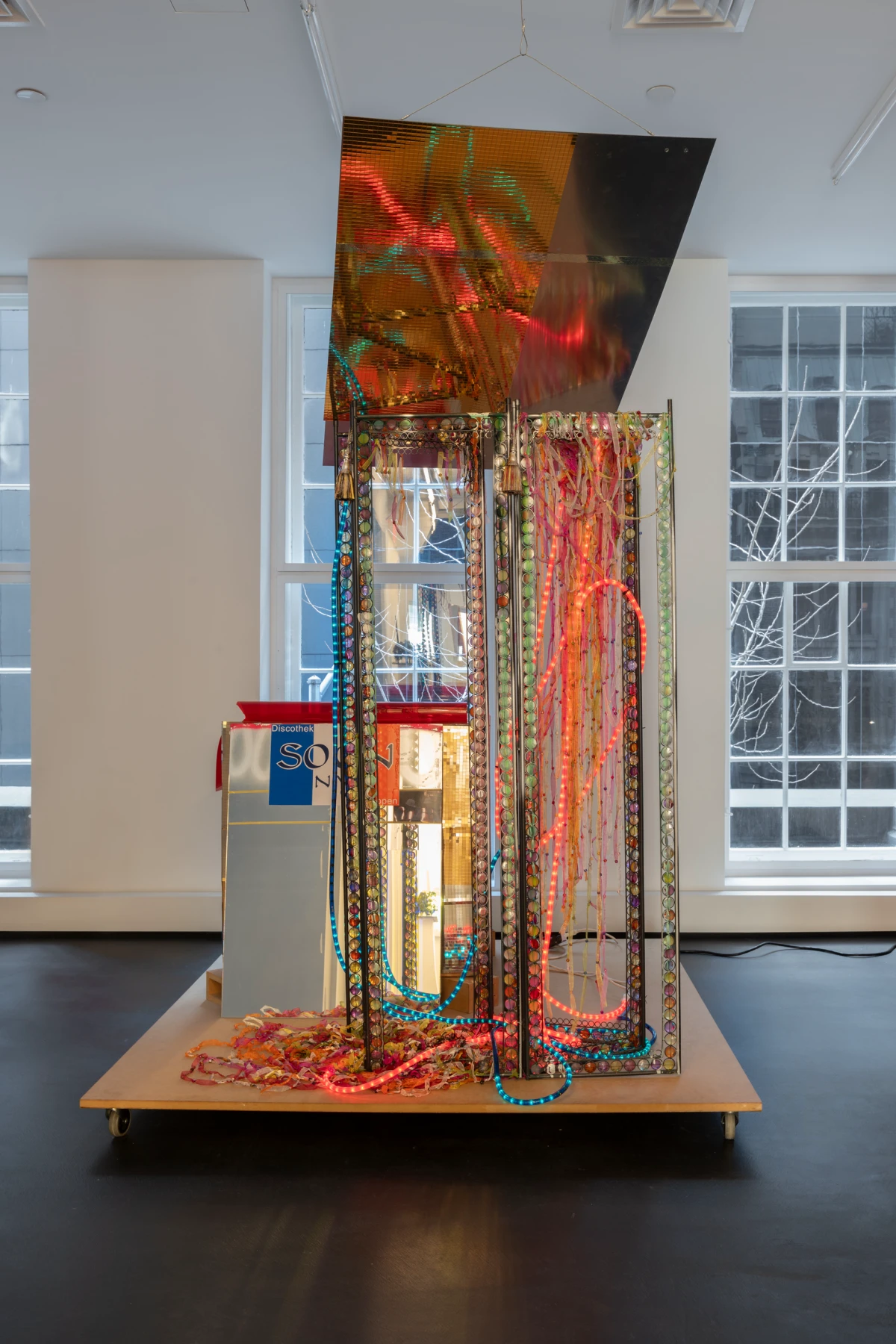 Isa Genzken, Disco‚ Soon (Ground Zero), 2008