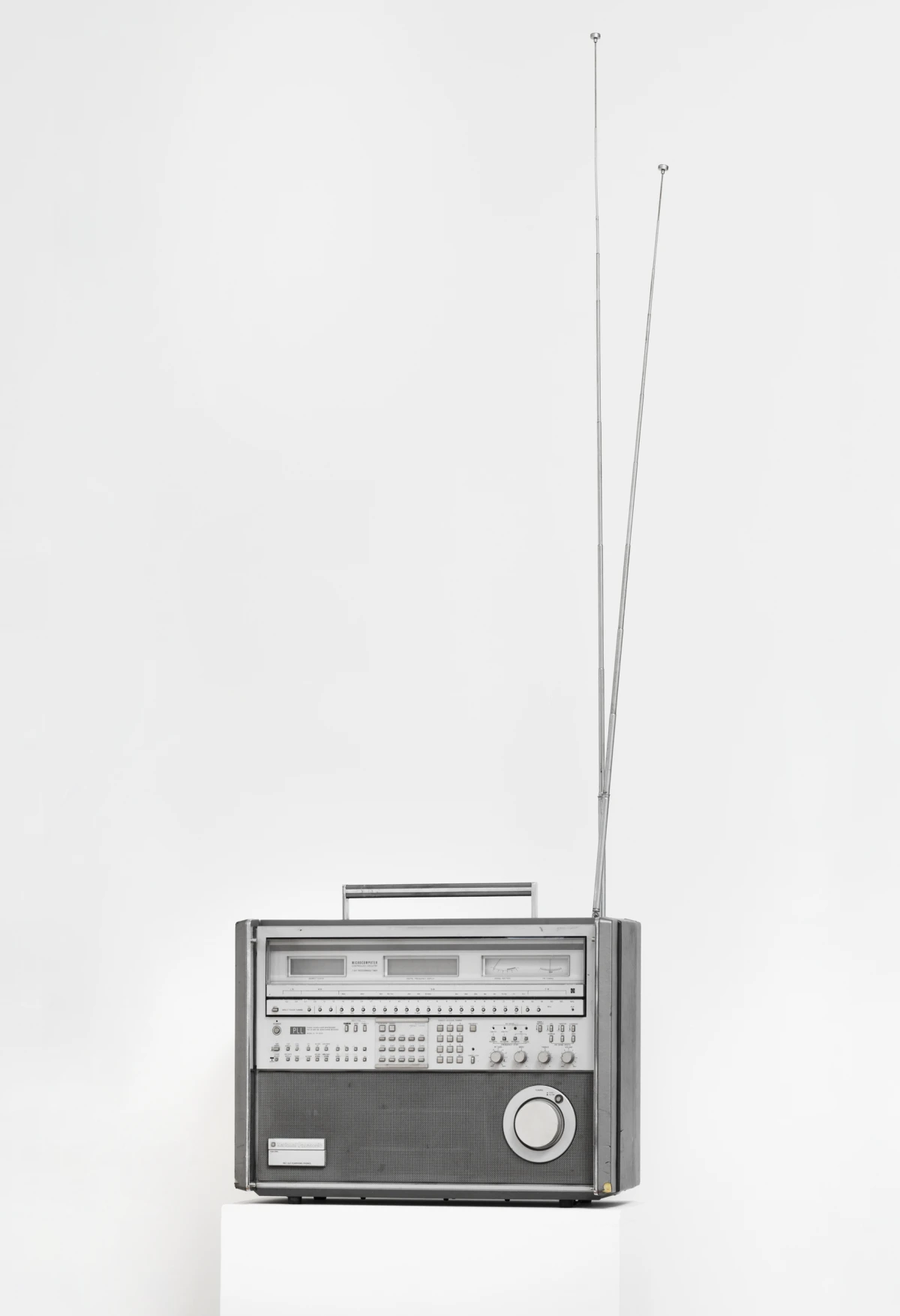 Isa Genzken, Weltempfänger (multi-band radio receiver), 1982