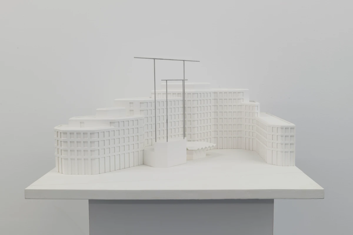 Isa Genzken, Reck (Exercise Bar), 1989