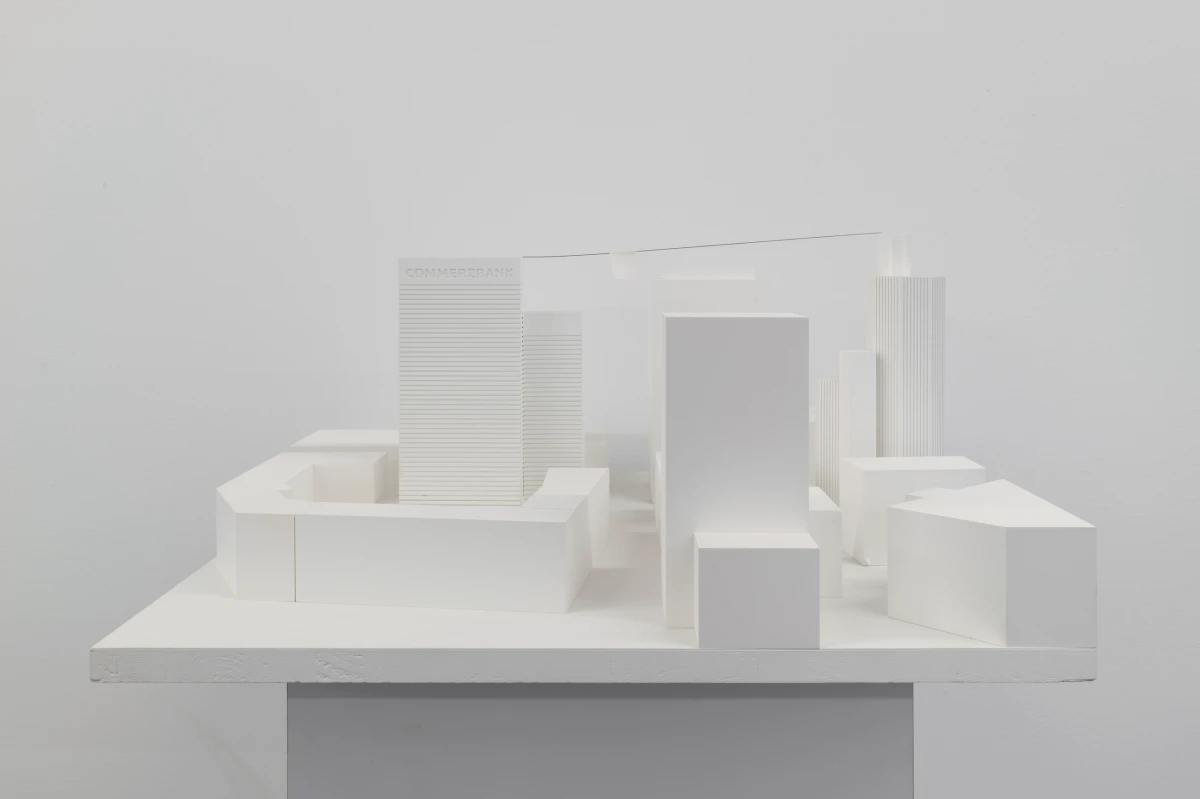 Isa Genzken, Wäscheleine für Frankfurt (Washing Line for Frankfurt), 1991