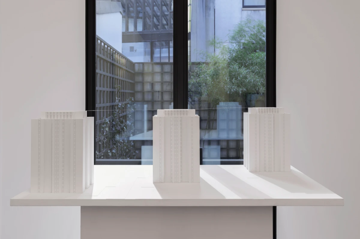 Isa Genzken, Two Lines, 1991