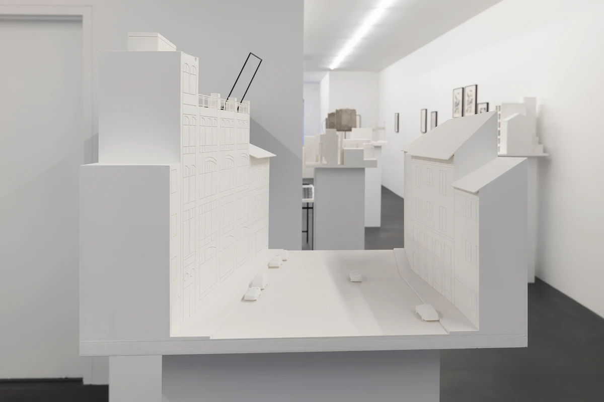 Isa Genzken, Camera, 1990