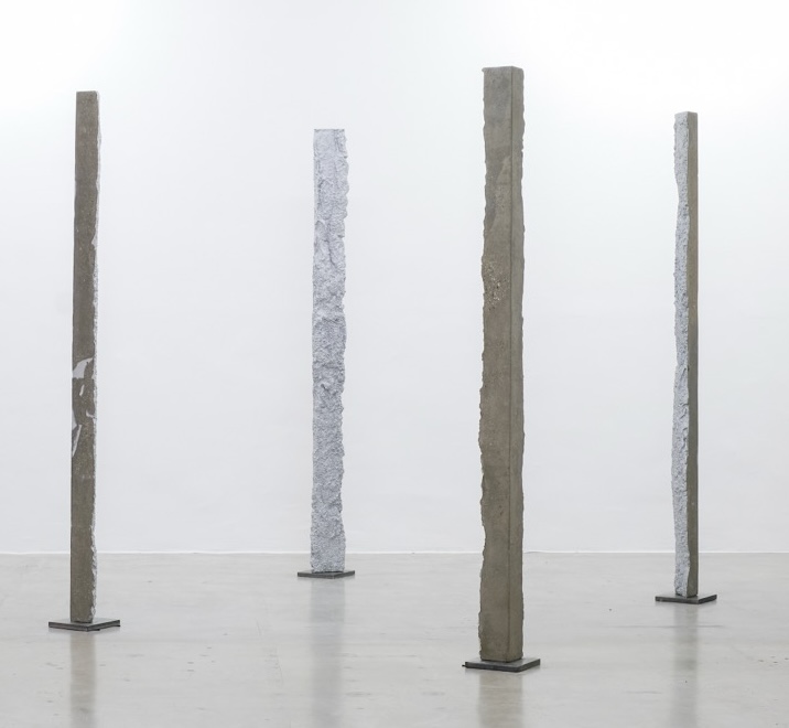 Wolfgang Becksteiner, 4 X B[(ECK)(STEIN)]ER 4 STELEN ERZEUGENEINEN RECHTECKIGEN ODER QUADRATISCHEN RAUM (silver), 2019
