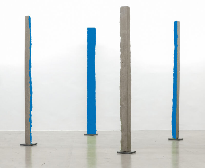 Wolfgang Becksteiner, 4 X B[(ECK)(STEIN)]ER 4 STELEN ERZEUGENEINEN RECHTECKIGEN ODER QUADRATISCHEN RAUM (blue-green), 2019
