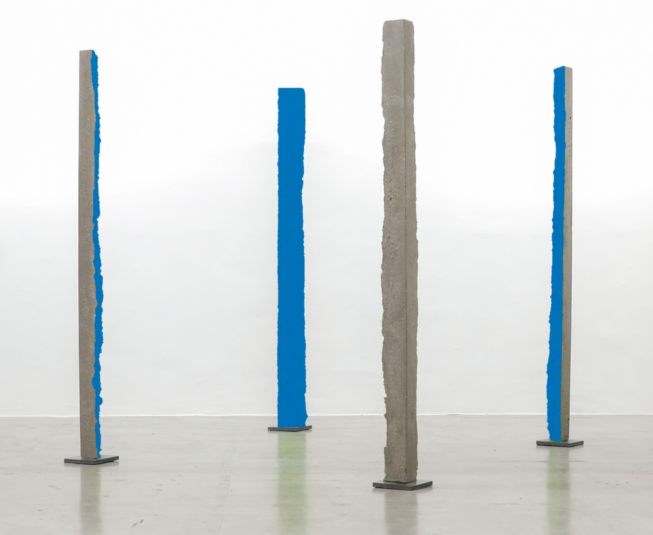 Wolfgang Becksteiner, 4 X B[(ECK)(STEIN)]ER 4 STELEN ERZEUGENEINEN RECHTECKIGEN ODER QUADRATISCHEN RAUM (blue-green), 2019