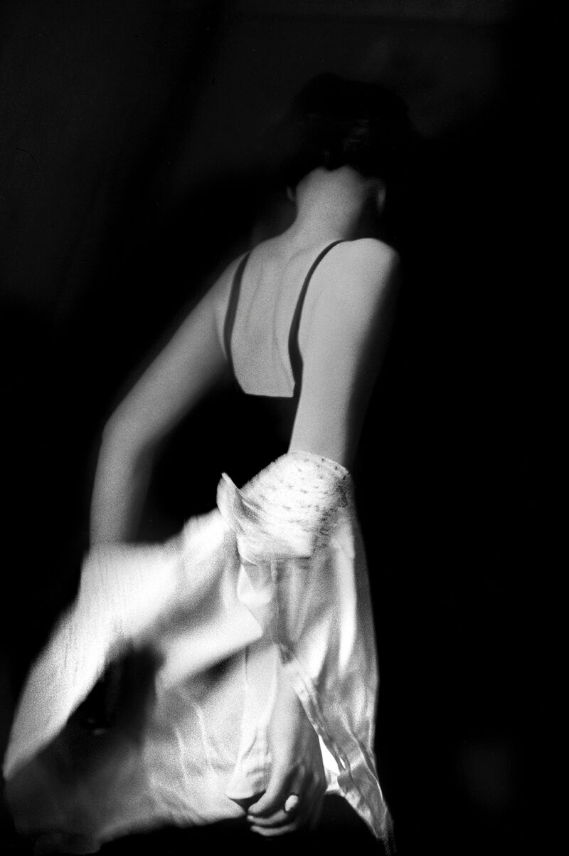 René Groebli, Undressing/Entkleiden (#516), Paris, Das Auge der Liebe, 1952