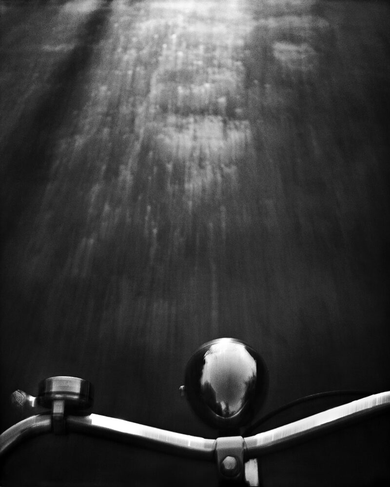 René Groebli, Riding a bicycle freehanded/Freihändig auf dem Fahrrad (#307), Zürich, Schweiz, 1946