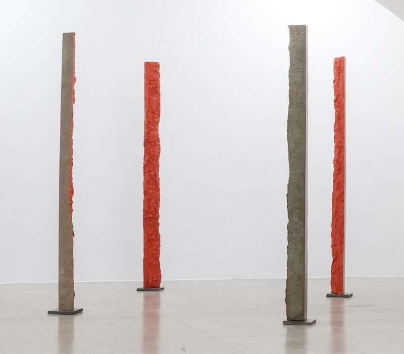 Wolfgang Becksteiner, 4 X B[(ECK)(STEIN)]ER 4 STELEN ERZEUGENEINEN RECHTECKIGEN ODER QUADRATISCHEN RAUM (orange), 2019