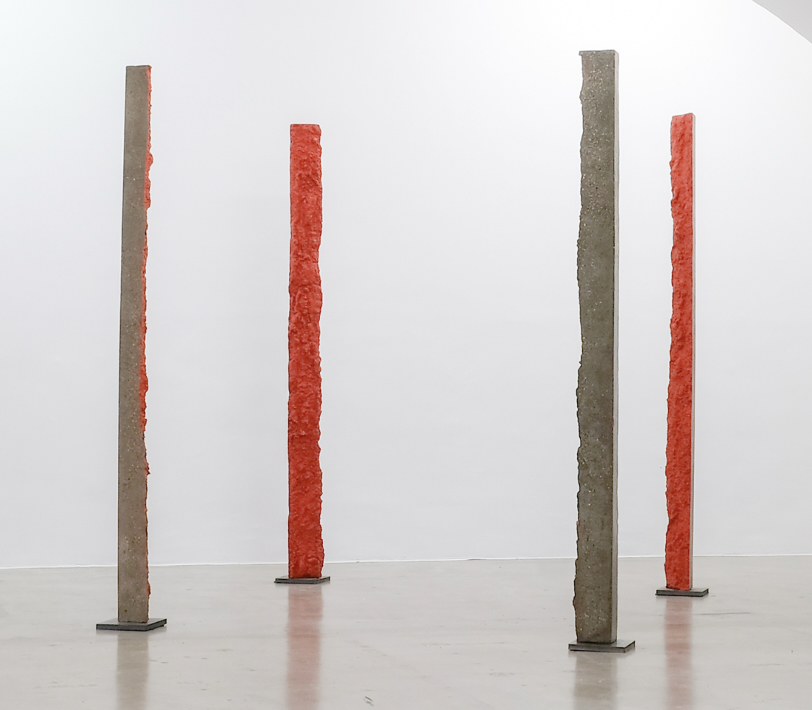 Wolfgang Becksteiner, 4 X B[(ECK)(STEIN)]ER 4 STELEN ERZEUGENEINEN RECHTECKIGEN ODER QUADRATISCHEN RAUM (orange), 2019